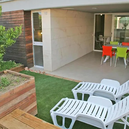 Facing The Pool Apartment