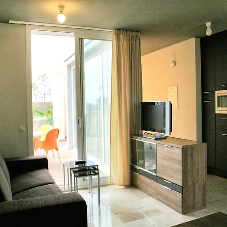 Facing The Pool Apartment *