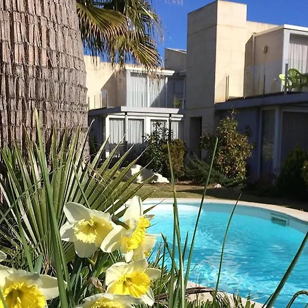 Facing The Pool * L' Escala